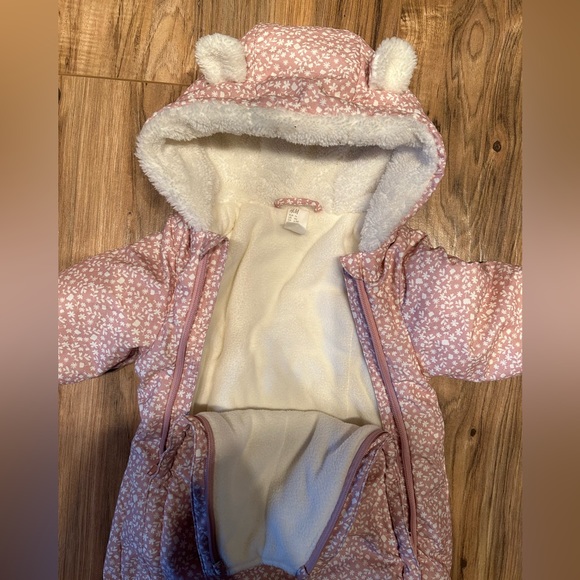Size 4-6 month snow suit - Picture 2 of 3
